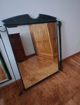 Espejo de pie metálico con marco decorativo forja