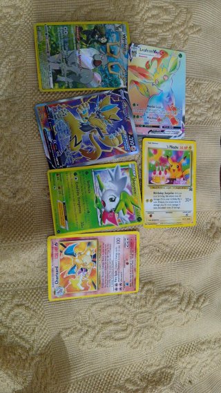 Lote de 5 cartas Pokémon: Charizard, Pikachu, etc.