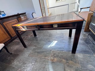 Escritorio de madera maciza y cuero