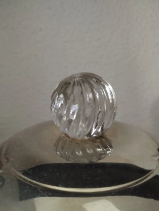 Bombonera de cristal y metal dorada