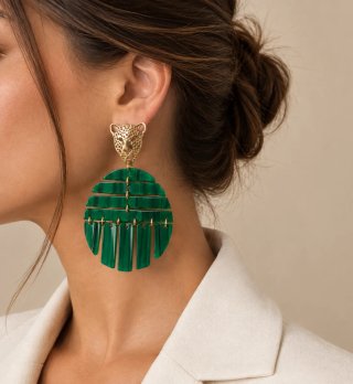 Pendientes largos dorados con detalle de tigre
