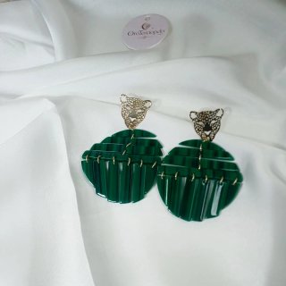 Pendientes largos dorados con detalle de tigre