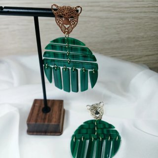 Pendientes largos dorados con detalle de tigre
