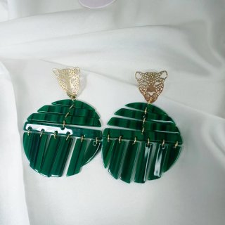 Pendientes largos dorados con detalle de tigre