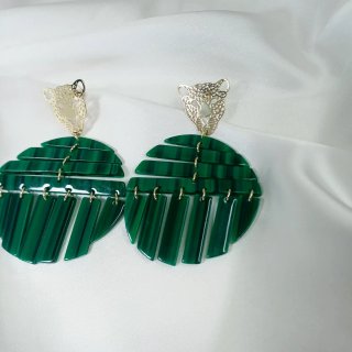Pendientes largos dorados con detalle de tigre