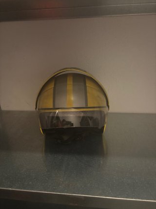 Casco de moto amarillo y gris