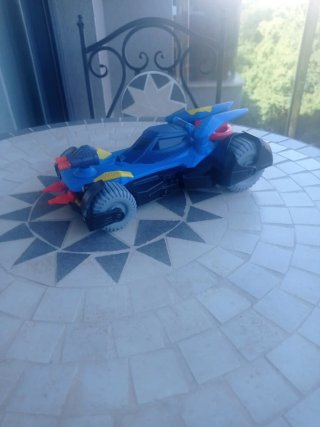 Batmovil lanzador de flechas con muñeco
