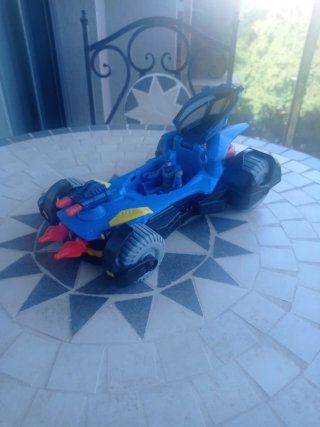 Batmovil lanzador de flechas con muñeco