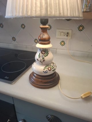 Lámpara de mesa cerámica y madera