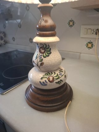 Lámpara de mesa cerámica y madera