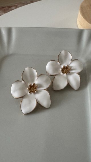 Orecchini fiore bianco smaltato oro