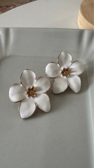 Orecchini fiore bianco smaltato oro