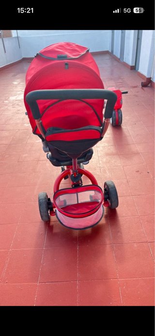 Triciclo infantil rojo con capota
