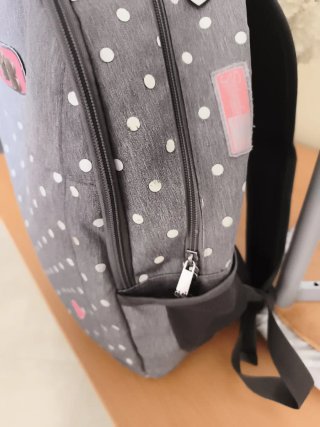 Mochila escolar gris con lunares blancos