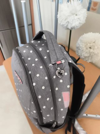 Mochila escolar gris con lunares blancos