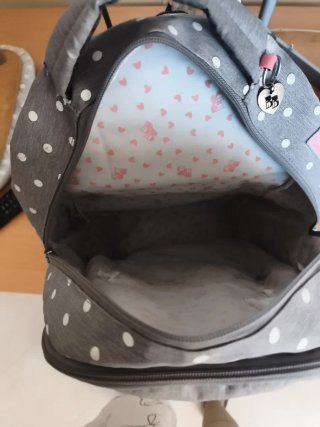 Mochila escolar gris con lunares blancos
