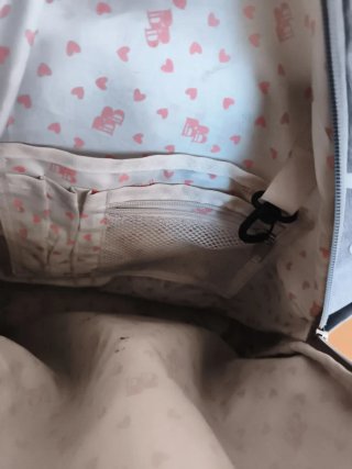 Mochila escolar gris con lunares blancos