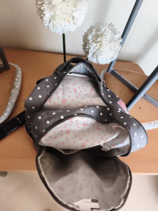 Mochila escolar gris con lunares blancos