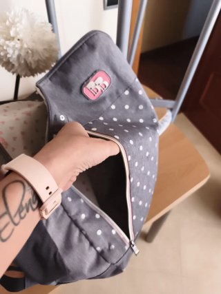 Mochila escolar gris con lunares blancos