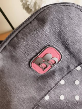 Mochila escolar gris con lunares blancos