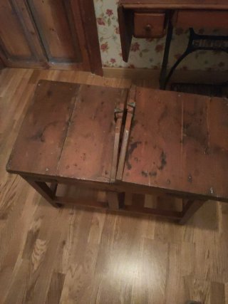 Báscula antigua de madera
