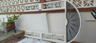 Puerta de hierro forjado con arco