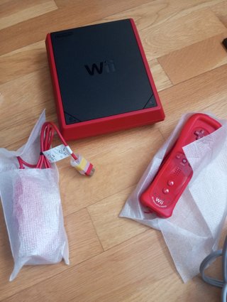 Nintendo Wii Mini Roja SIN ESTRENAR + 2 Juegos