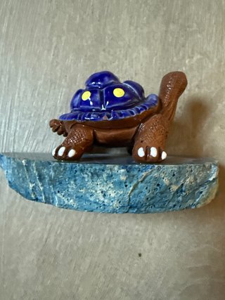 Tortuga azul decorativa sobre ágata