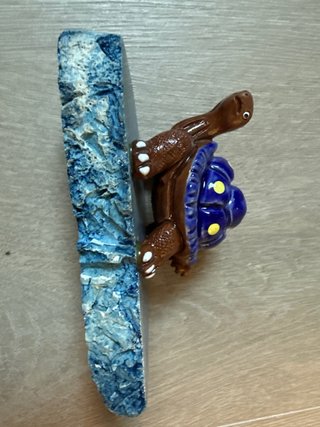 Tortuga azul decorativa sobre ágata
