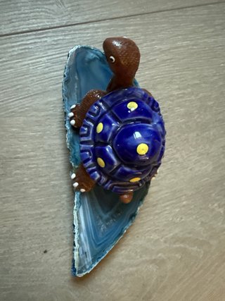 Tortuga azul decorativa sobre ágata