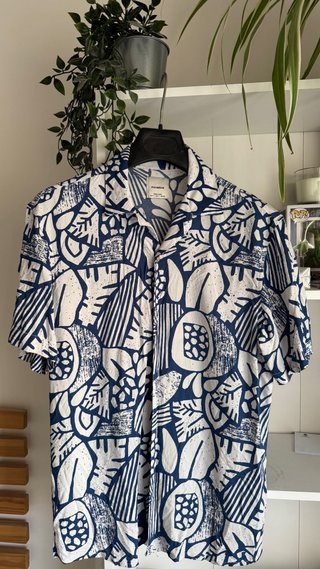 Camisa Pull and Bear Estampada Azul y Blanca