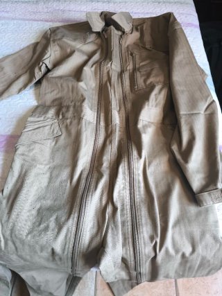 Mono de trabajo beige