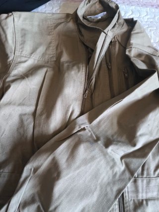 Mono de trabajo beige