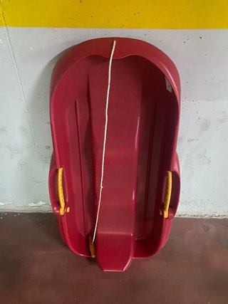 Trineo rojo para nieve con cuerda