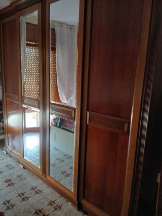 Armadio con specchi in legno