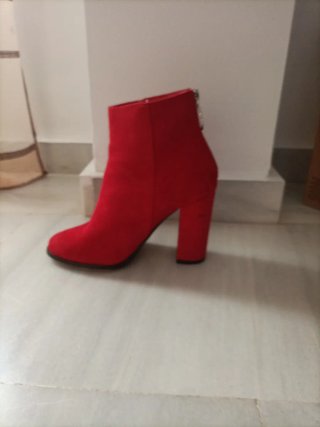 Botines rojos ante tacón