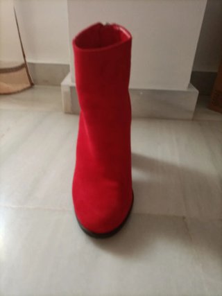 Botines rojos ante tacón