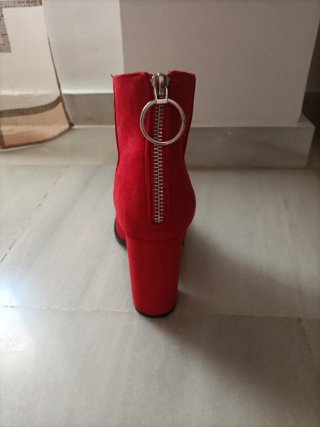 Botines rojos ante tacón