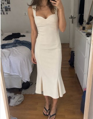 Vestido beige midi con escote corazón