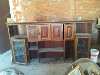 Mueble de madera con vitrina