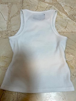 Camiseta tirantes blanca con estrellas.