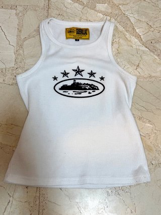 Camiseta tirantes blanca con estrellas.