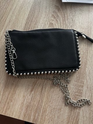 Bolso negro con cadena y tachuelas