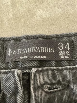 Pantalón Stradivarius negro con brillos T.34