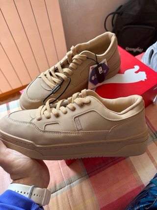 ZAPATILLAS CON ETIQUETSS