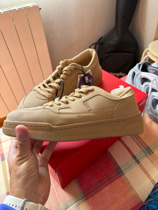 ZAPATILLAS CON ETIQUETSS
