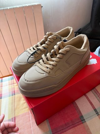ZAPATILLAS CON ETIQUETSS