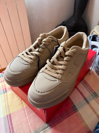 ZAPATILLAS CON ETIQUETSS