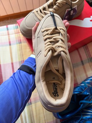 ZAPATILLAS CON ETIQUETSS