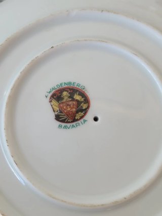 Tazza e piattino un solo pezzo in ceramica con dec